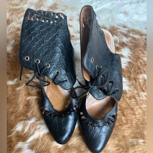 Fluevog vamp shoe snake, skin stamped leather from Perú all leather shoe